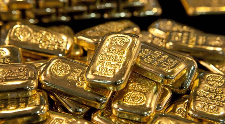 Gold prices hover near record high amid fed caution