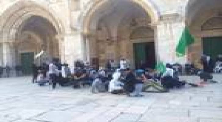 اشتباكات بين المقدسيين وقوات الاحتلال على بوابات المسجد الاقصى "صور"