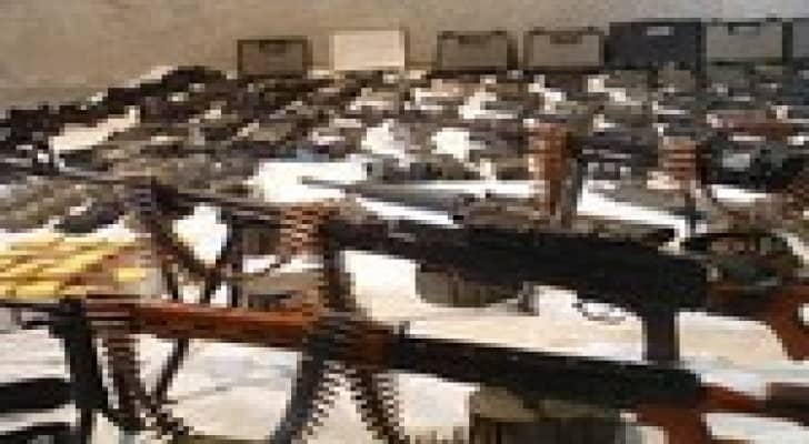 العثور على اسلحة ومتفجرات بـ"منطقة حفريات" في المقابلين