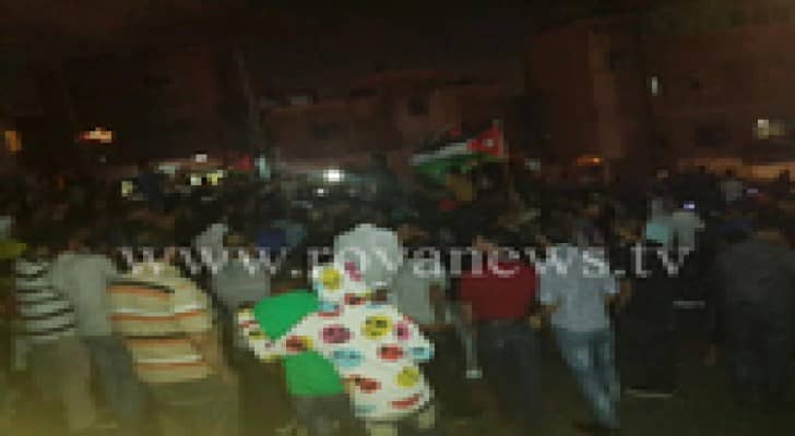 مسيرة ليلية في مخيم الحسين نصرة لغزة .. صور