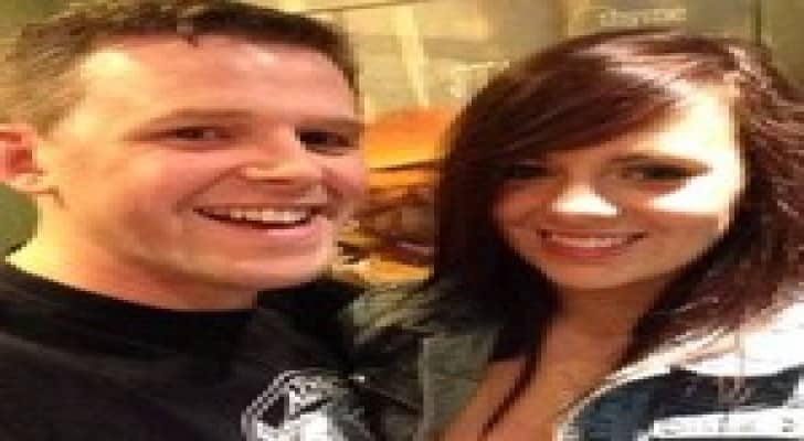 رجل يتقدم للزواج من حبيبته بزجاجات "كوكا كولا"! .. صور