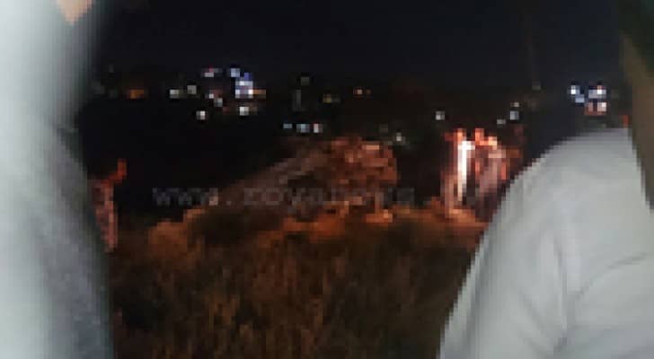 عبدون : أزمة سير خانقة بعد تدهور سيارة سعودية .. صور