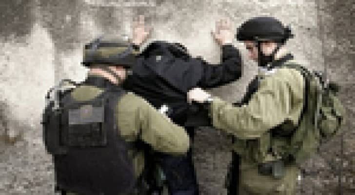 الاحتلال يعتقل 8 فلسطينيين بالضفة الغربية