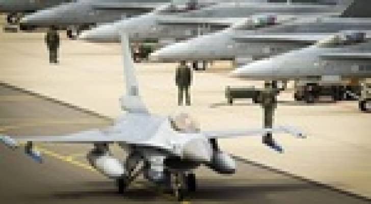 ناشطون : مقاتلات وقاذفات اخترقت اجواء سوريا وضربت داعش في دير الزور