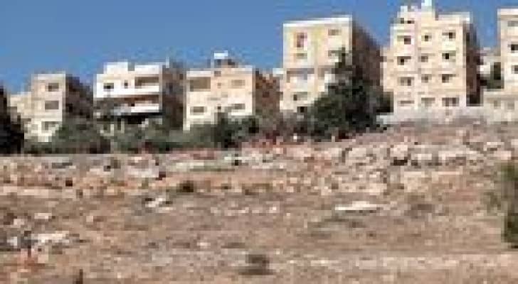 الأمانة تواصل حملتها لتنظيف المنحدرات وسفوح الجبال في عمان