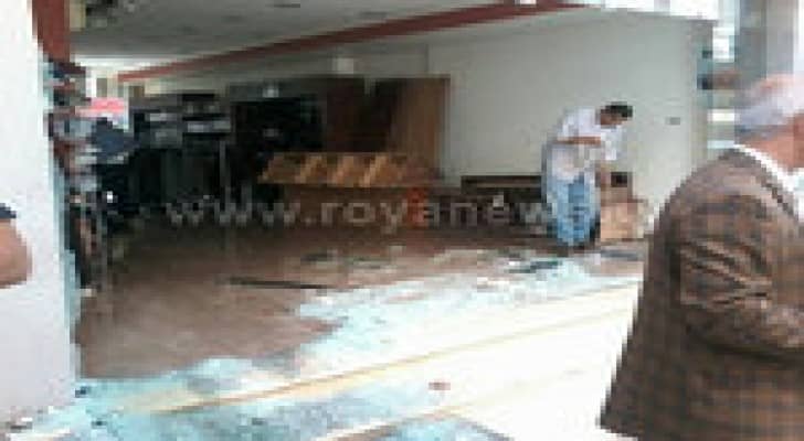 بالصور : اصابة عامل بعد اقتحام سيارة لمحل  ملابس في الصويفية