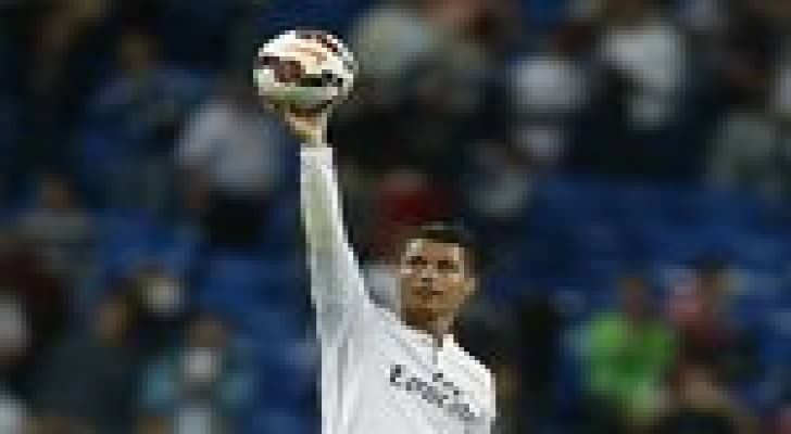 رونالدو يبدأ في اختيار أفضل 11 لاعبا بالعالم