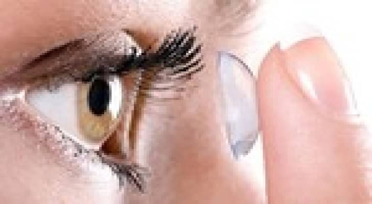 سوء استخدام العدسات اللاصقة يسبب العمى