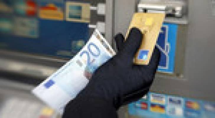 رومانيون وراء سرقة الصرافات الالية في الأردن