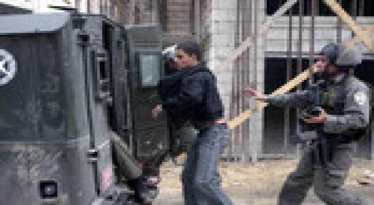 الاحتلال يعتقل 12 فلسطينيا