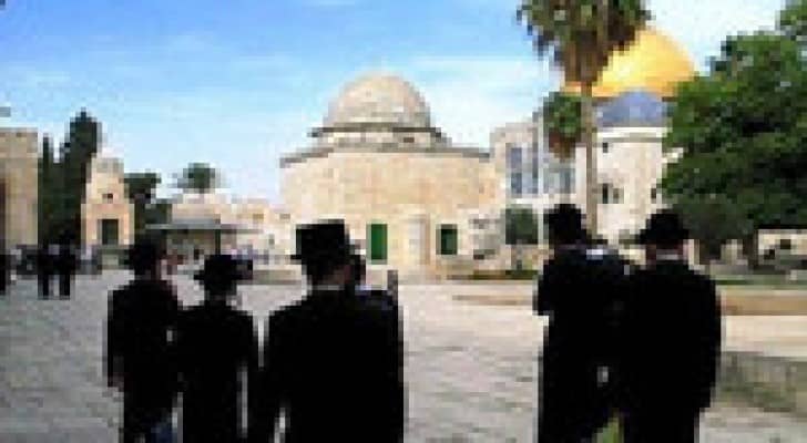 مستوطنون يهود يقتحمون باحات الاقصى