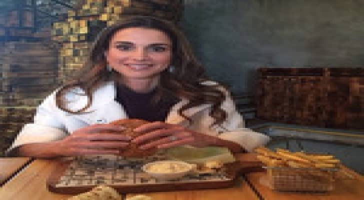 الملكة تتناول " البيرغر " في أحد مولات عمان .. صورة