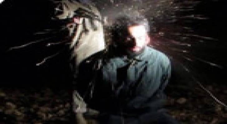 أهالي العسكريين اللبنانيين الأسرى يقطعون طريقا وسط بيروت