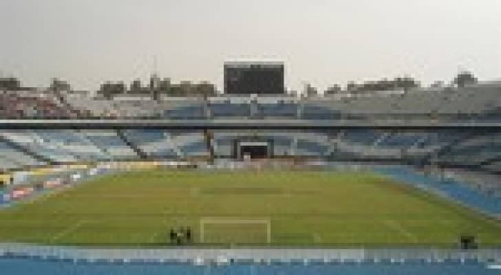 الأمن المصري يخلى استاد القاهرة من مشجعين اقتحموه قبل ساعات من نهائي "الكونفيدرالية"