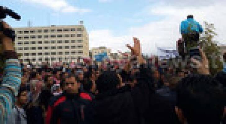 جماهير النادي الفيصلي تعتصم امام مجلس النواب للمطالبة باسقاط الادارة