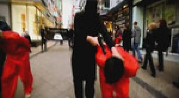 تمثيلية صادمة: ضحايا يساقون "للذبح" في أحد شوارع ألمانيا .. فيديو