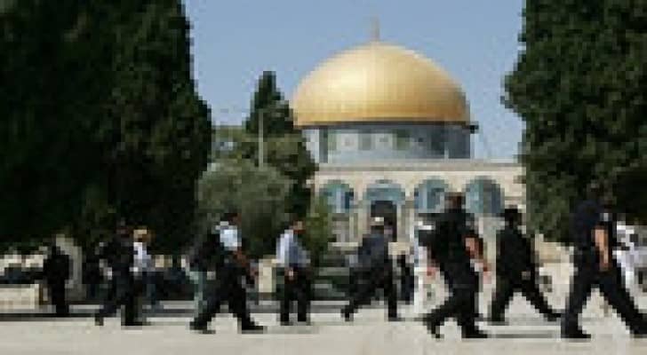 متطرفون يهود يقتحمون باحات الاقصى
