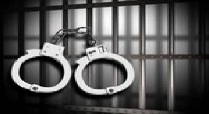 القبض على ثلاثة مروجين لمنتجات تنظيف مقلدة بالرصيفة