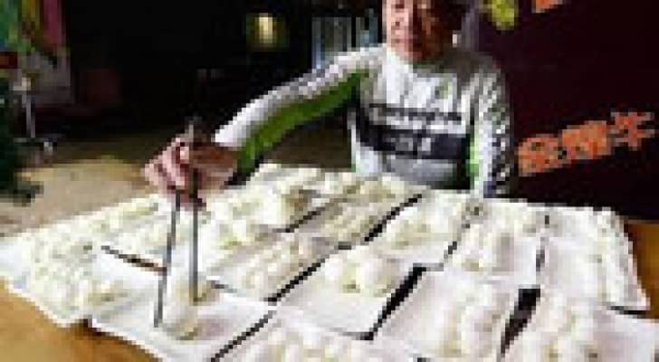 صيني يأكل 160 بيضة في دقائق