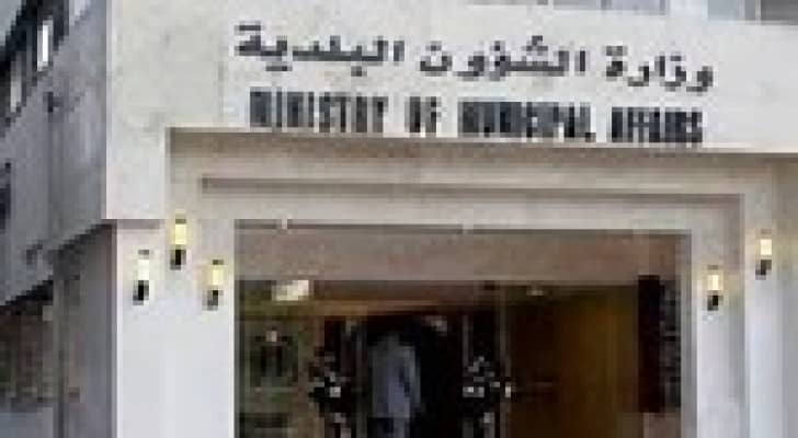 وزارة البلديات تسلم محافظة الزرقاء آليات مختصة بتحسين البيئة