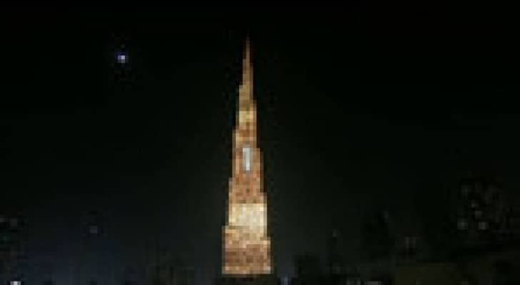 "برج خليفة" يتحول إلى أكبر شاشة مضيئة بالعالم .. فيديو