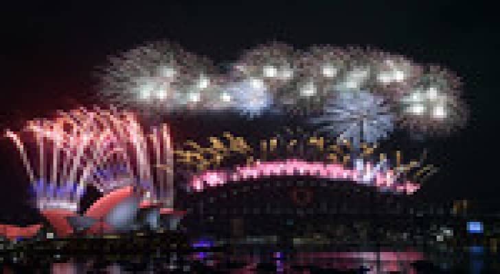 بالصور.. احتفالات صاخبة ومثيرة في دول العالم بحلول العام الجديد 2015