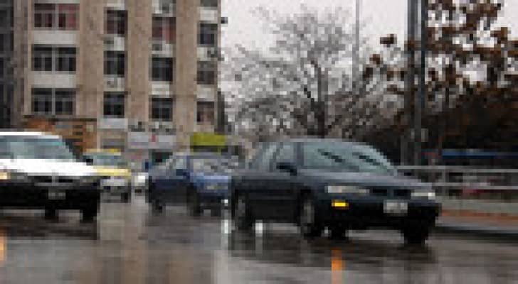 أجواء باردة وغائمة وزخات متفرقة من الامطار الأحد
