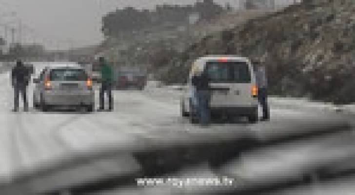 انزلاق مركبات مع بدء تساقط الثلوج في عمان .. فيديو