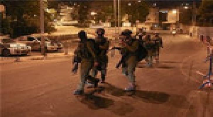 اشتباكات بالايدي وحملة تفتيش واسعة عن منفذ عملية الطعن بالقدس