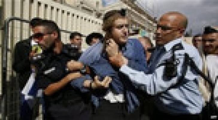 اعتقال 16 اسرائيليا لمهاجمة سائقي حافلات فلسطينيين