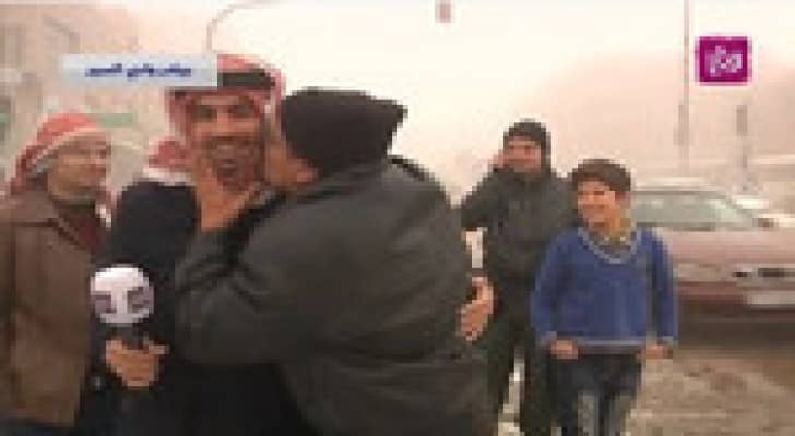 مواطن "يقبل" مراسل رؤيا على الهواء مباشرة.. فيديو