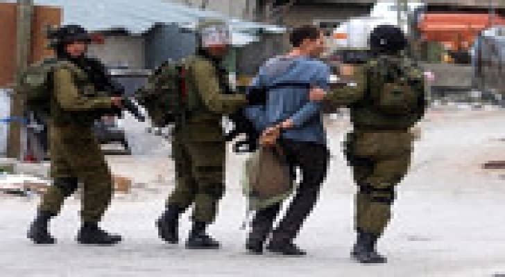 الاحتلال يعتقل 12 فلسطينيا بالضفة الغربية