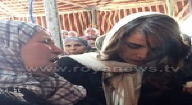 الملكة رانيا تعزي عائلة الكساسبة.. صورة