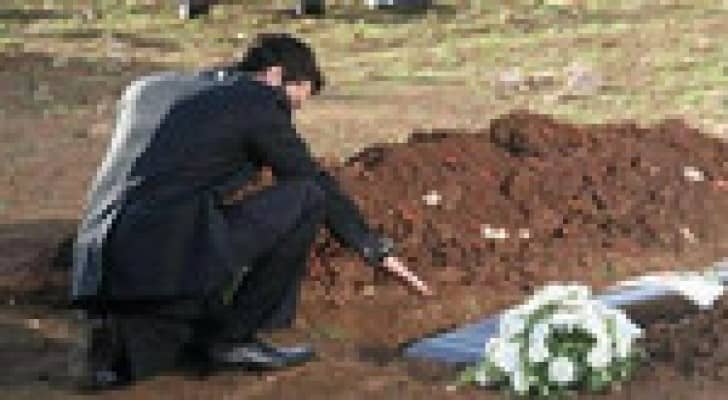 وفاة إيطالي أثناء زيارة قبر زوجته