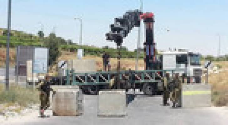 الاحتلال يداهم بلدات وينصب حواجز عسكرية في محافظة الخليل