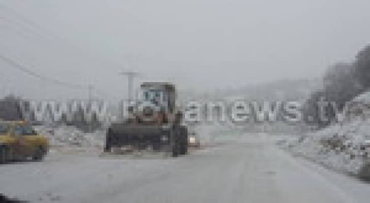 بدء اليات وزارة الاشغال العمل في مناطق تساقط الثلوج