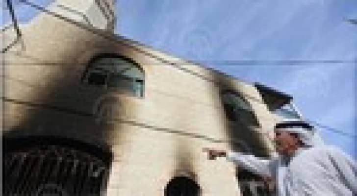 مستوطنون يشعلون النار في مسجد قرب بيت لحم