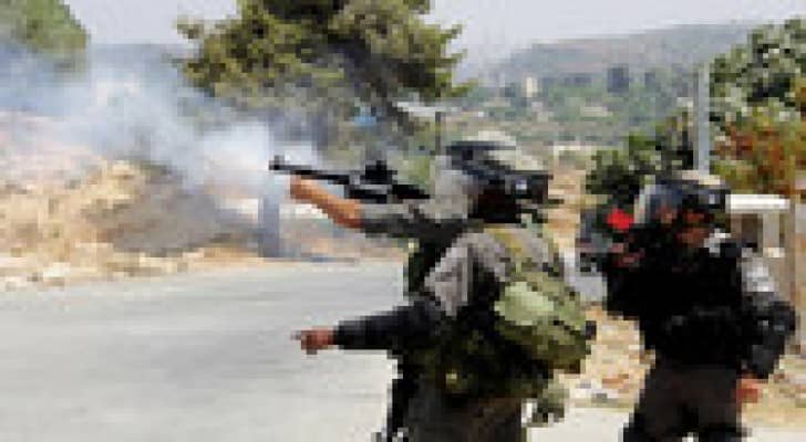 الاحتلال يطلق الغاز السام على مدرسة بالقدس