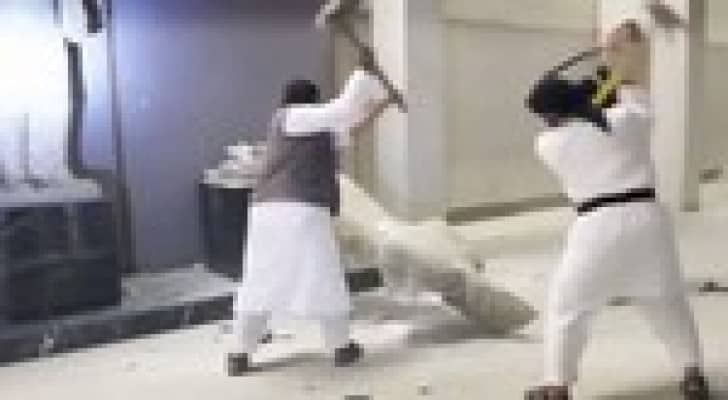العبادي يتعهد بمنع داعش من تهريب الآثار
