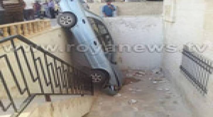سقوط مركبة امام طابق أرضي لعمارة بعمان