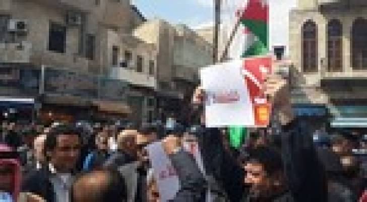 وقفتان امام الجامع الحسيني وسط عمان- صور
