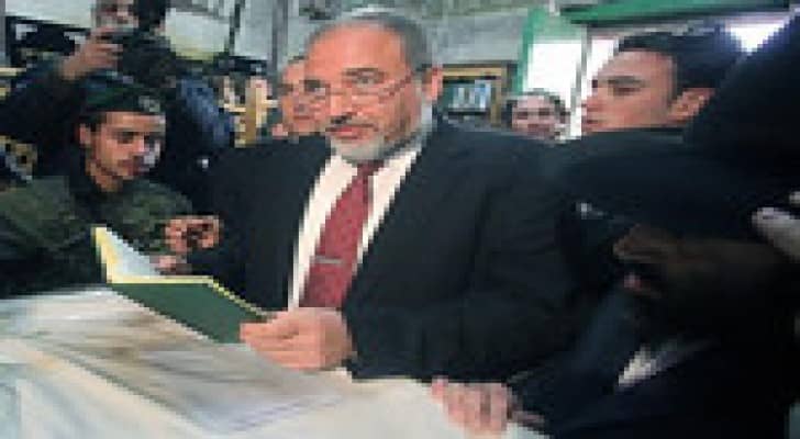 قاضي قضاة فلسطين : اقتحام ليبرمان للحرم الابراهيمي"لعب بالنار "