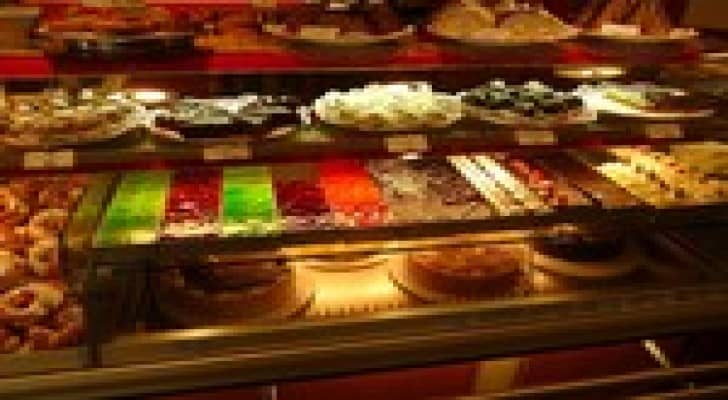 اتلاف نصف طن مواد تدخل في صناعة الحلويات