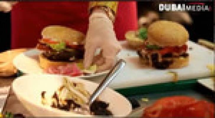 أغلى "برغر" بالعالم تباع في الإمارات بـ7000 دولار