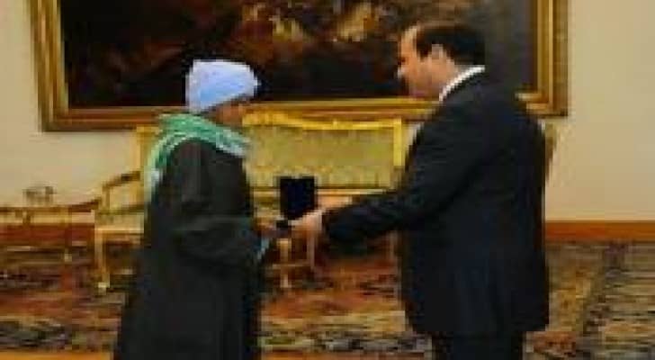 السيسي يكرم امرأة تتنكر بملابس الرجال منذ 43 عاما