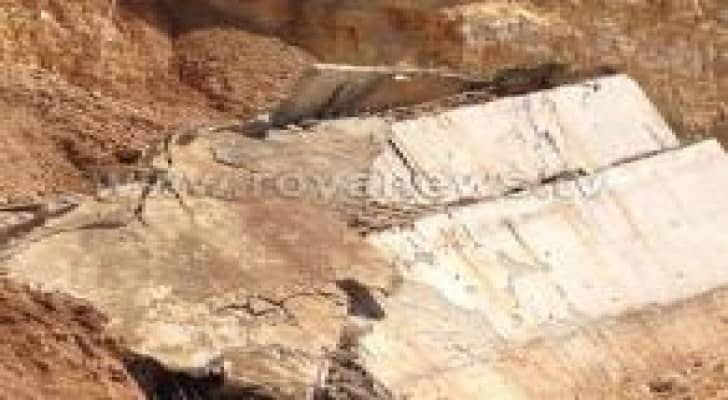 بالصور.. انهيار جدار استنادي في أم السماق