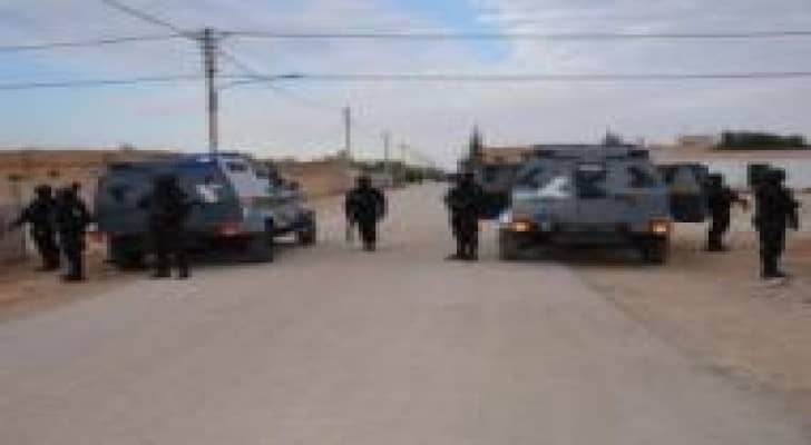 البلقاء: اعتقال (3) مطلوبين خطيرين بعد مداهمة أمنية