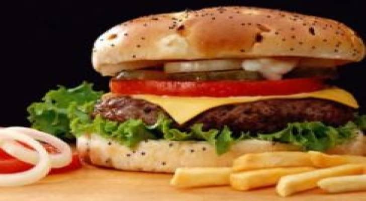 إعلانات الطعام التلفزيونية.. لماذا تبدو مثيرة للشهية؟!