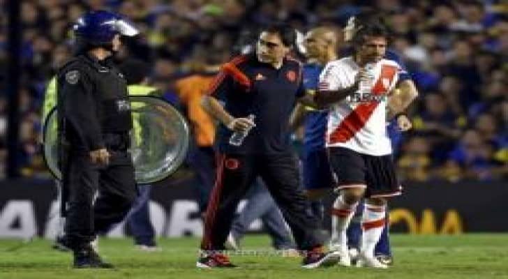 بالصور .. إلغاء مباراة بوكا جونيورز وريفر بليت في كأس ليبرتادوريس
