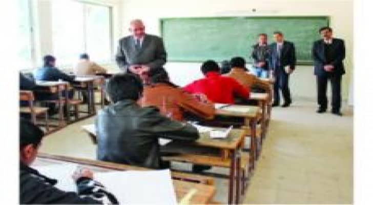 بدء توزيع بطاقات وأرقام جلوس طلبة التوجيهي